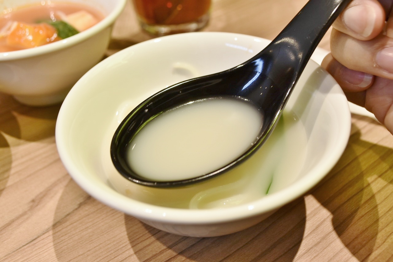 清湯は“クリアスープ”と呼ばれているが、白濁でコクがあるスープ。