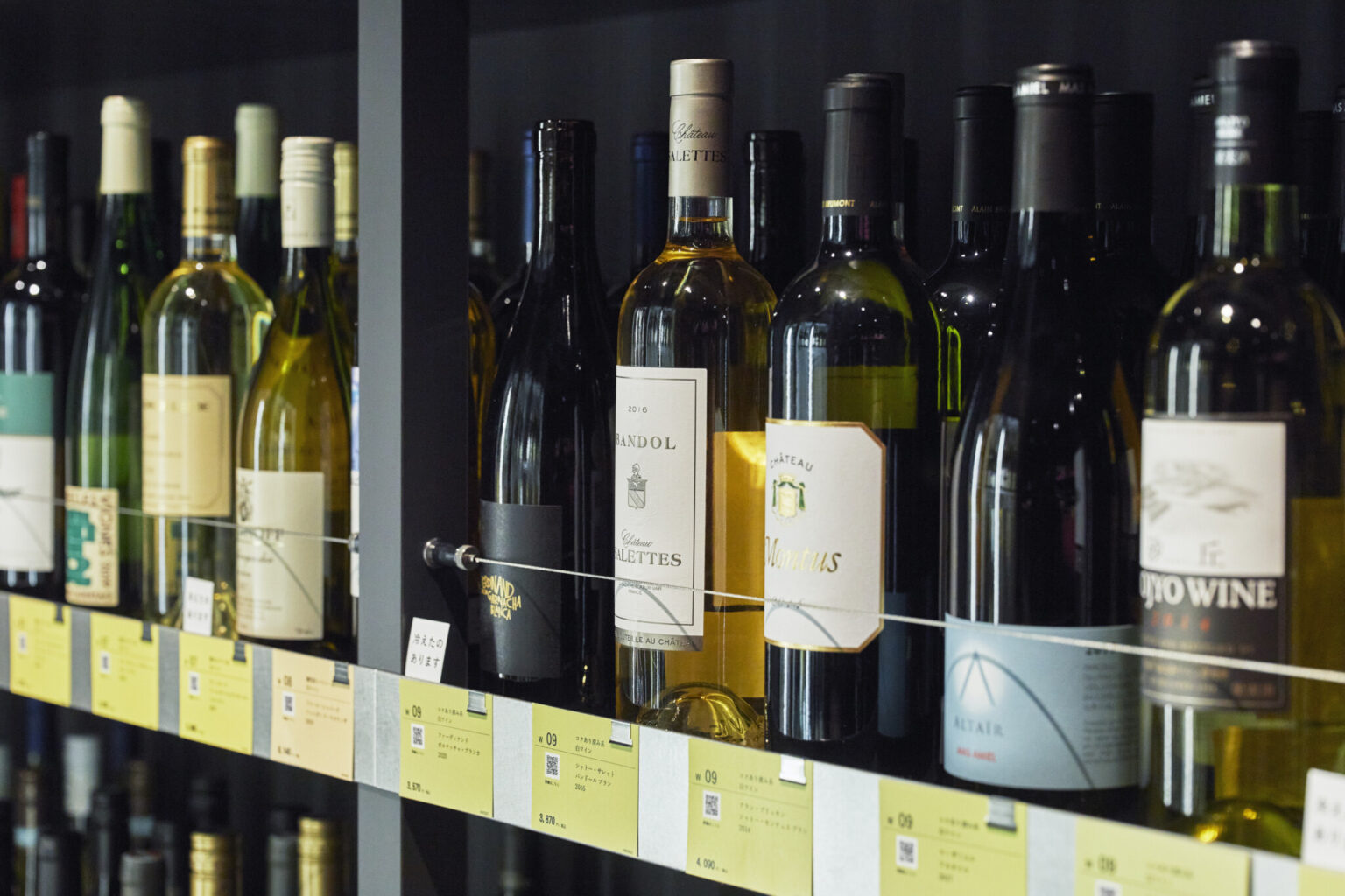 3階にあるワインショップと提携することで、800種類ものワインが格安で提供可能に。