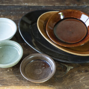 日光・足尾から益子へ移り、作陶する人気の〈郡司製陶所〉のもの。定番の楕円皿などは〈Loveit〉でも購入可。