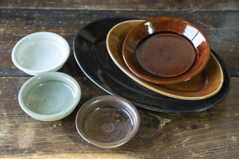 日光・足尾から益子へ移り、作陶する人気の〈郡司製陶所〉のもの。定番の楕円皿などは〈Loveit〉でも購入可。
