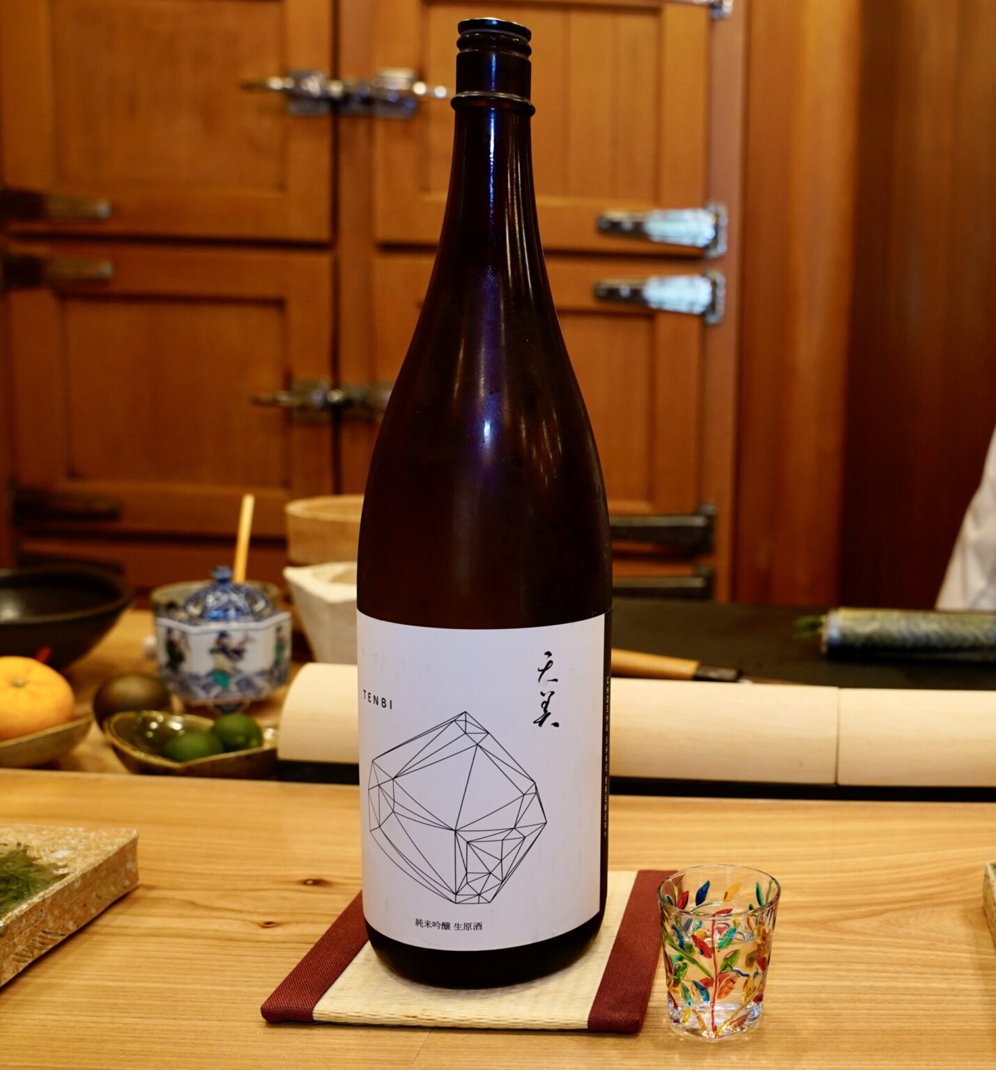 今回は鮨によく合う微炭酸の日本酒「天美」（長州酒造）をいただきました。月一回の料理メニュー入れ替えと同時に日本酒も新顔をそろえます。
