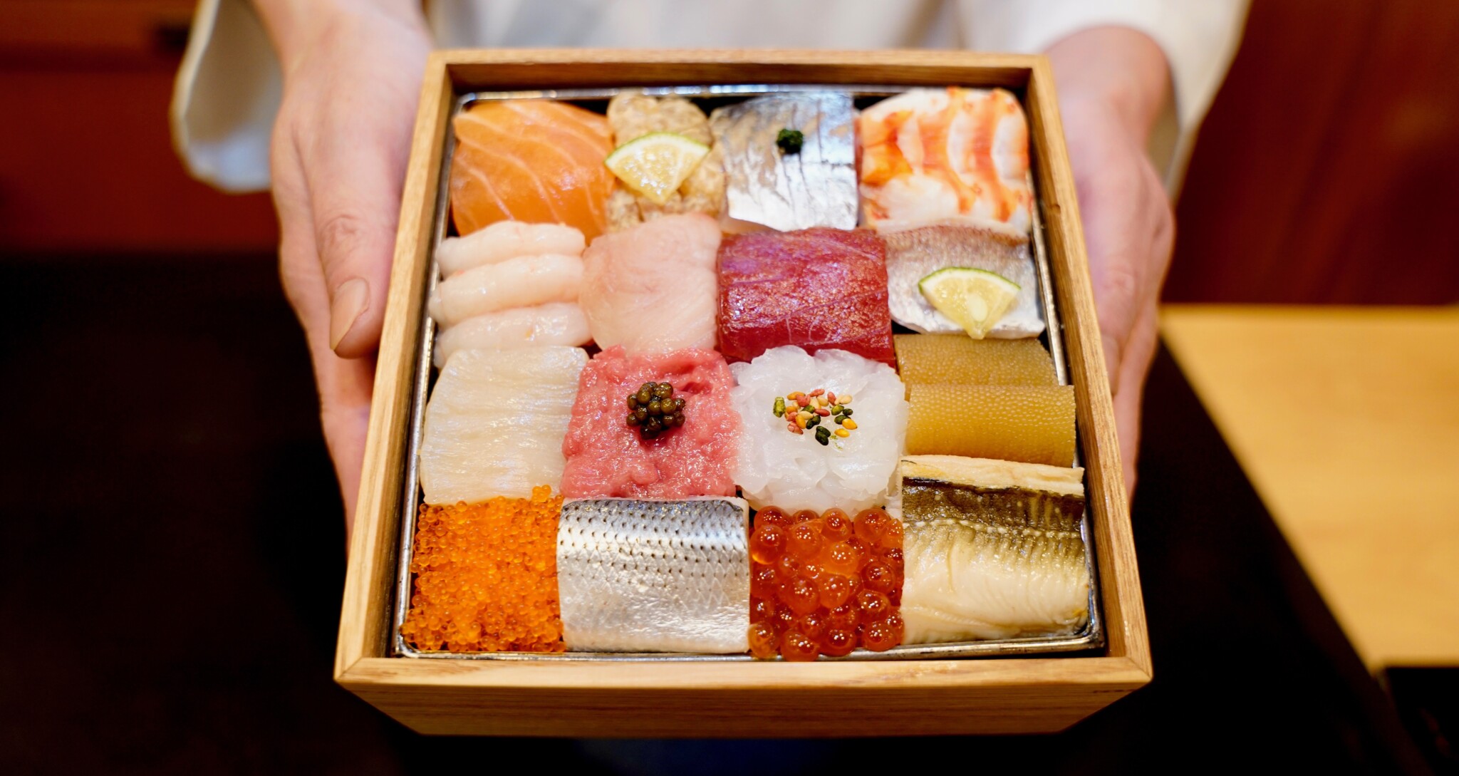 赤坂に江戸前鮨〈すし いわお〉誕生。散らさないちらし寿司「ちらしらず」、熟成キャビアたっぷり「キャビグロ」に注目。