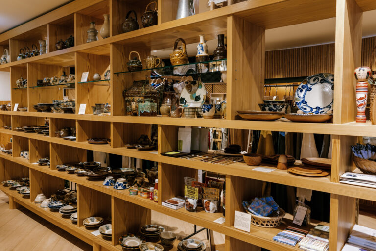 沖縄や益子などをはじめとした各地の陶器のイベントを年に数回行っている。