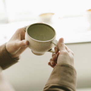 中根楽さんのマグカップは手にすっとフィットするように作られている。