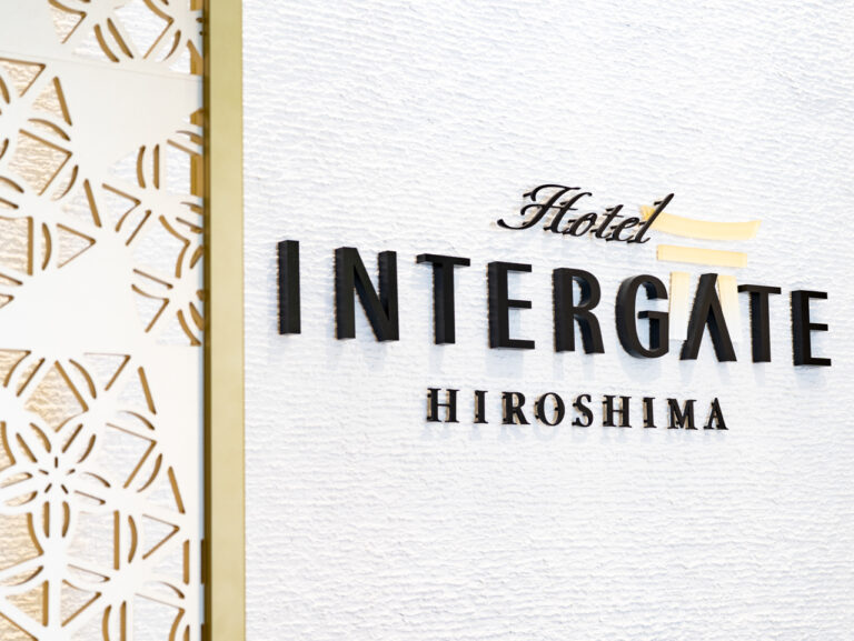 ホテルのロゴには厳島神社大鳥居が。広島市の花「キキョウチクトウ」をモチーフにしたパターンをホテルアイコンとして扱い、広島らしさを表現。