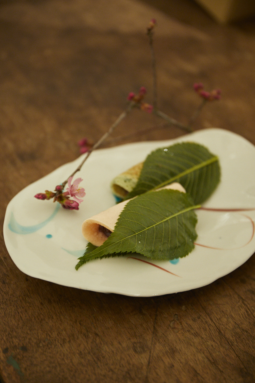 【お菓子】「長興山さくら餅」さくら生地（こしあん）よもぎ生地（つぶあん）【器】しだれ桜で知られる小田原の長興山の名を冠した、春爛漫の桜餅は、さくらがこしあん、よもぎがつぶあん。各230円。しっとりとした生地に、ほんのり甘いあん。すっと溶けます。器は8,800円。お菓子の問い合わせは、〈菜の花ムーンカフェ〉へ。