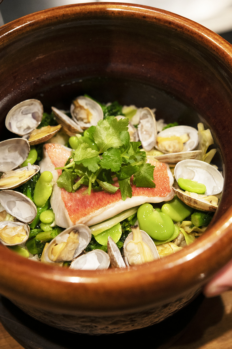 夜のシメは土鍋ご飯。おでんのだしで炊いたご飯に、季節の野菜や魚介を混ぜ込んだ。