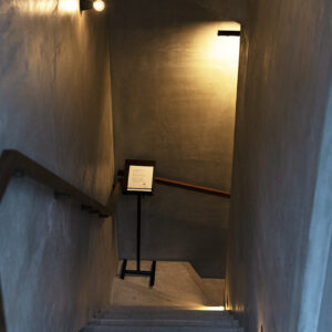 地下に続く階段は隠れ家への入り口のよう。