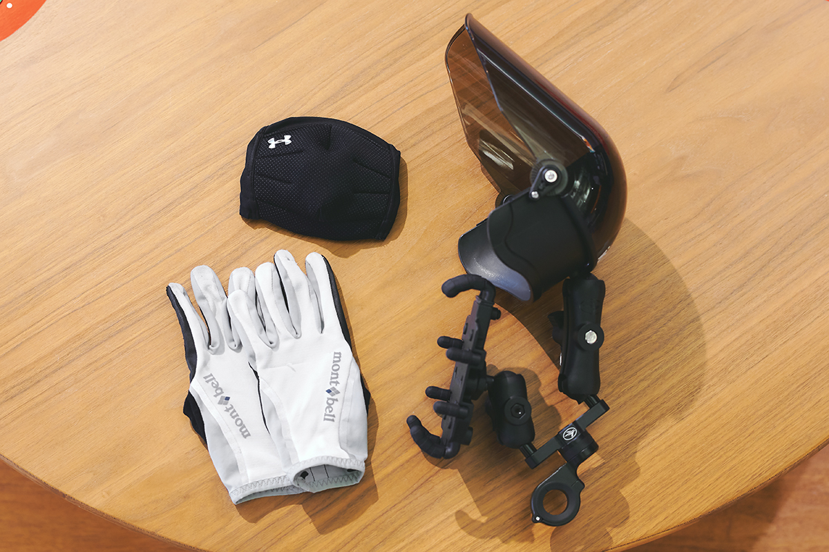 左から〈モンベル〉の手袋、〈アンダーアーマー〉のネックマスク、スマホホルダー。