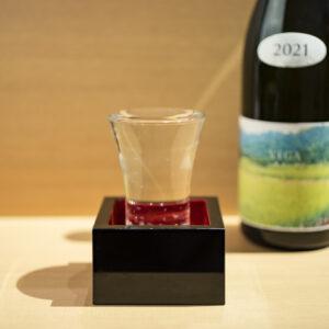 日本酒は8勺550円～。写真は、新潟県〈阿部酒造〉の「あべVEGA」1,320円。さらりと飲みやすい。