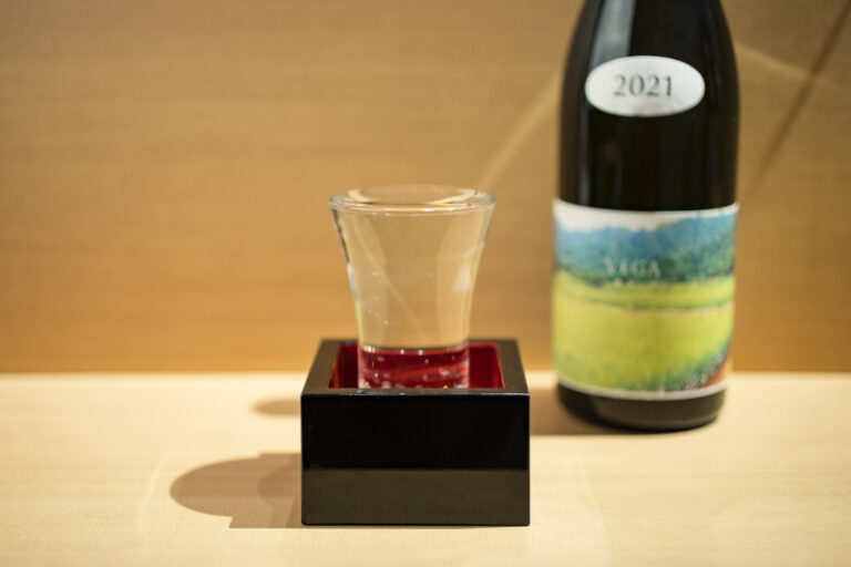 日本酒は8勺550円～。写真は、新潟県〈阿部酒造〉の「あべVEGA」1,320円。さらりと飲みやすい。