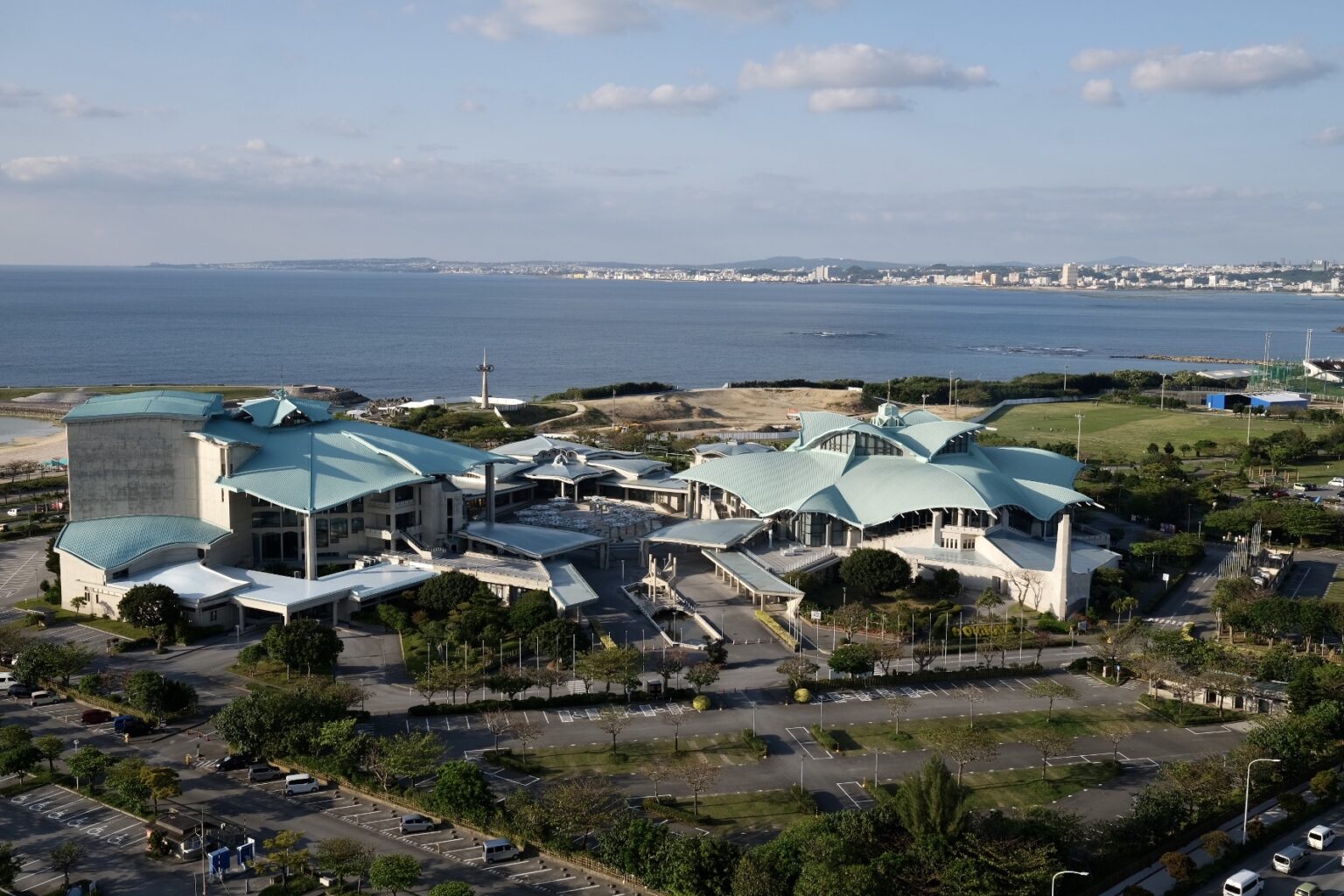 〈沖縄コンベンションセンター〉。