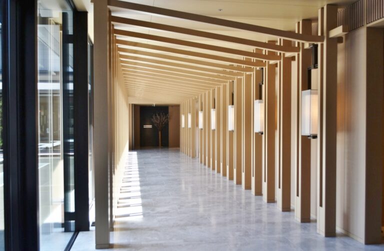 伏見稲荷大社の千本鳥居をイメージした廊下。