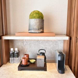 茶筒の中には、京都の日本茶専門店〈柳桜園茶舗〉の「緑茶」と「ほうじ茶」のティーバッグが入っている。
