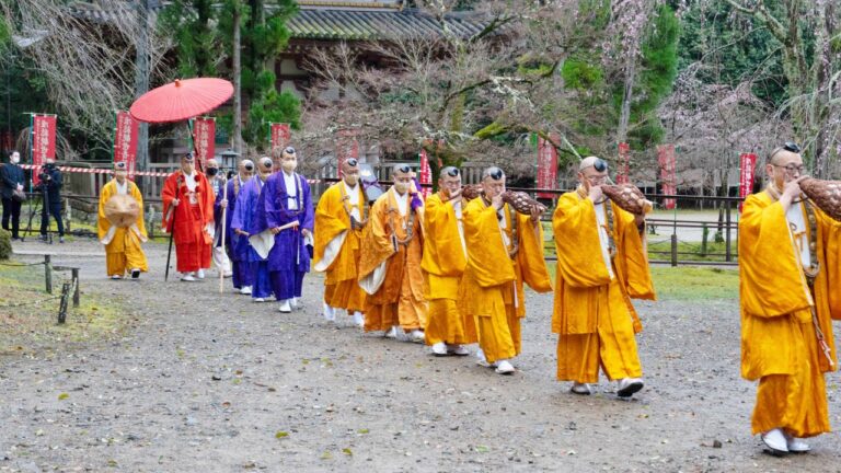 僧侶たちの吹くほら貝が朝の〈醍醐寺〉に響き渡り、凛とした空気が辺りに漂う。