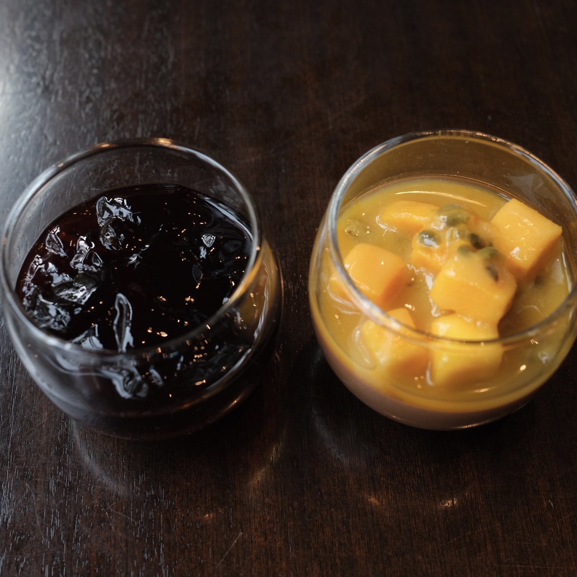 「コーヒーゼリー」（左）と、マンゴーとパッションフルーツがトッピングされた「チョコレートムース」（右）。
