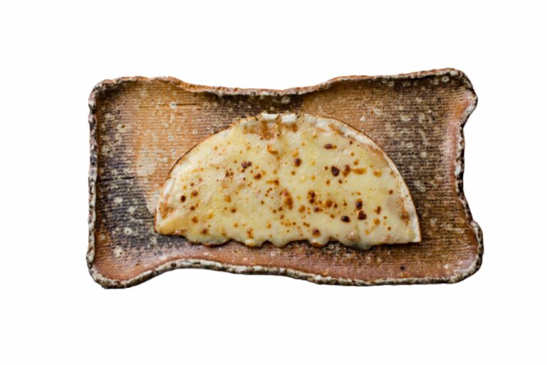 真子のピザ800円。真子と酒粕を合わせて生地に塗り、4種のチーズをのせて焼いてある。