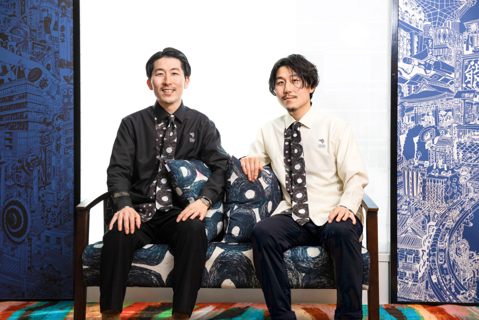 双子の兄弟で会社を営む、ヘラルボニー代表取締役の松田崇弥さん（写真右）、取締役副社長の松田文登さん（写真左）。