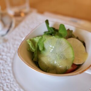 神奈川県産の野菜を使用したサラダ。