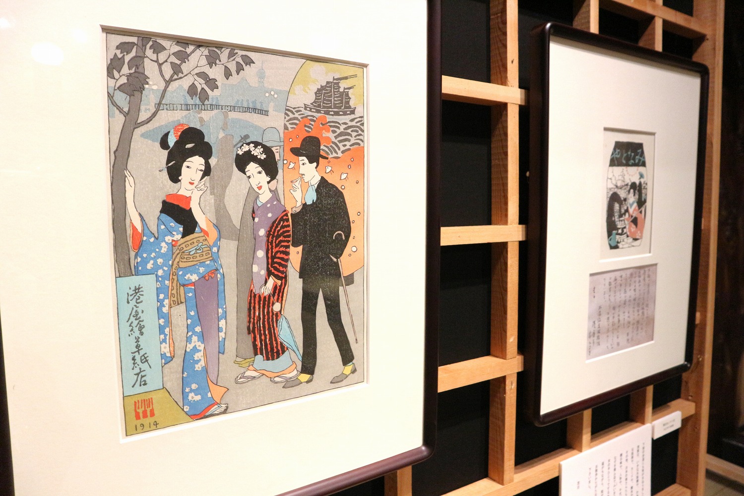夢二が自らデザインした生活雑貨を販売する〈港屋絵草子店〉の店頭風景を描いた『港屋絵草紙店』の復刻木版画。