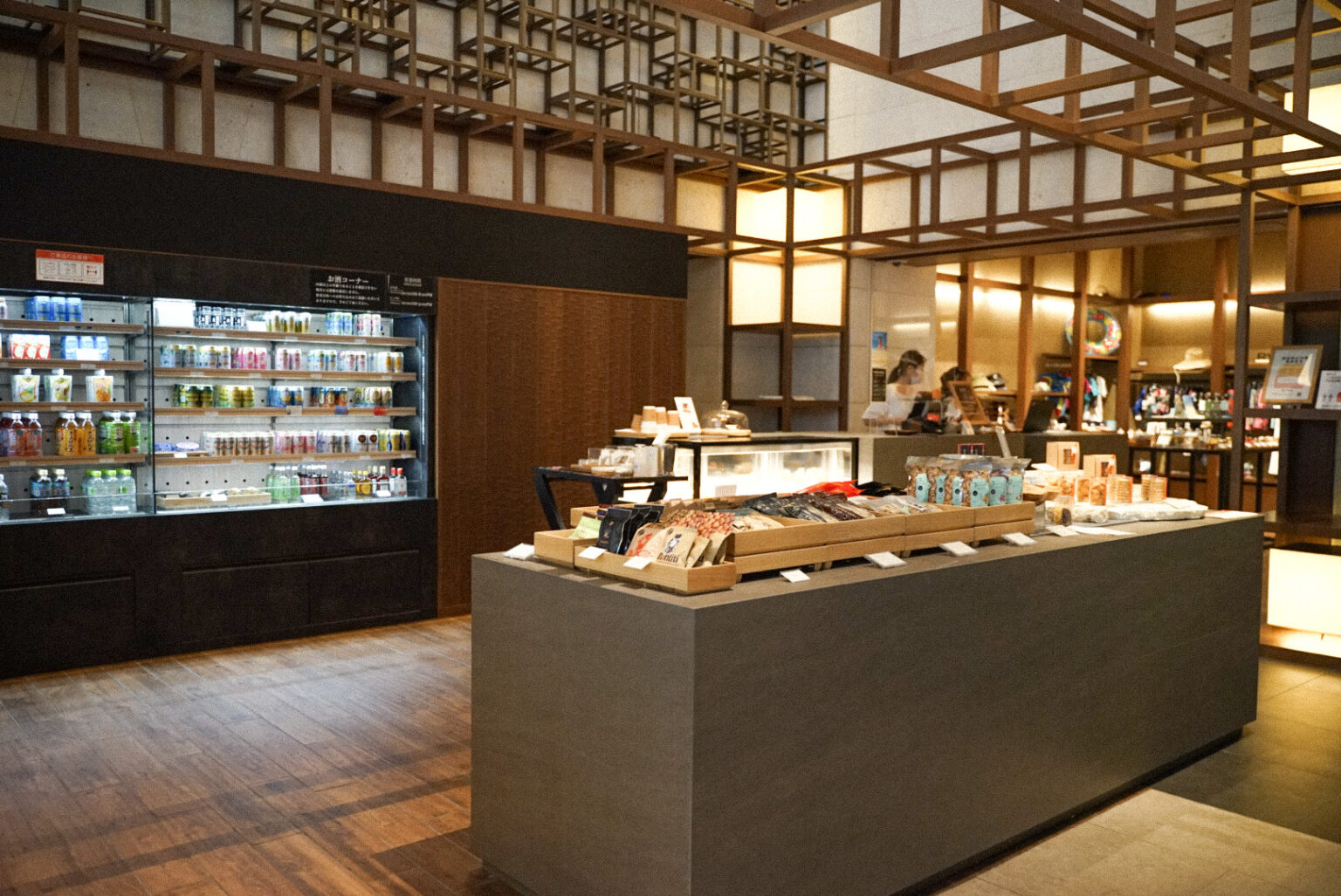 「マーケット」では、スイーツや
飲み物、琉球グラスや沖縄工芸品なども販売。