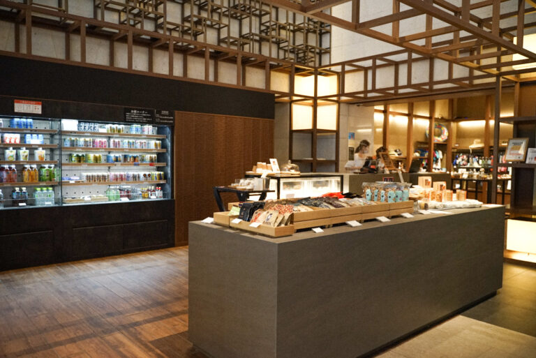「マーケット」では、スイーツや飲み物、琉球グラスや沖縄工芸品なども販売。