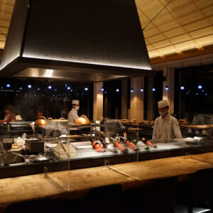レストラン「シラチカ」では、ほかにも鉄板焼や日本料理、鮨、バーなどの店舗もあり、その時の気分で自由にこだわりの料理を堪能できる。
