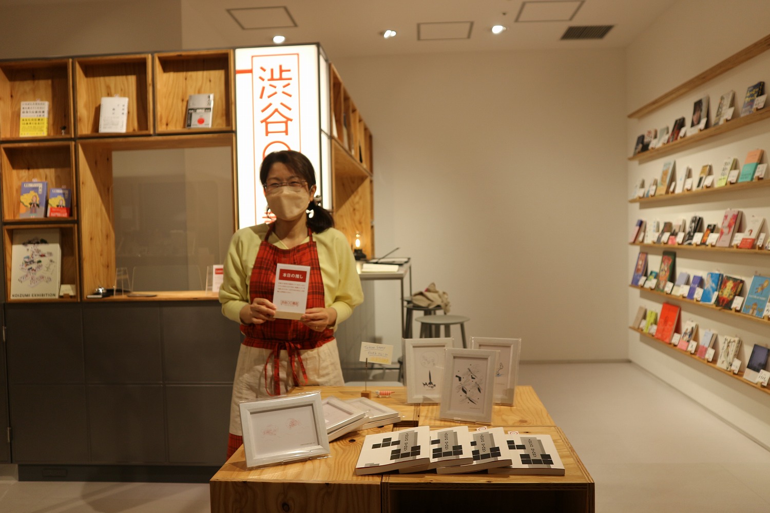 普段の〈渋谷〇〇書店〉では、棚主が交代で店番をしています。
