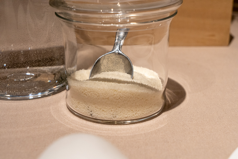 薄いクリーム色の「岩戸の塩」。昔ながらの製造方法でミネラル分が多い塩です。