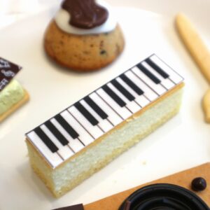 「ピアノ鍵盤のベイクドチーズケーキ」は鍵盤柄が芸術的！。
