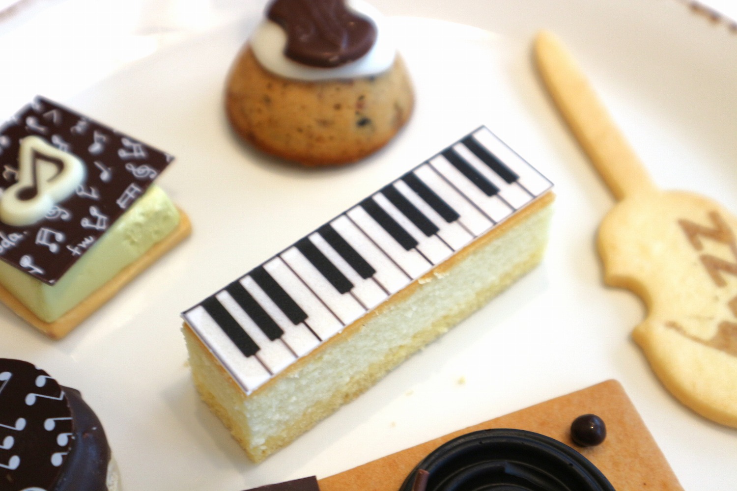 「ピアノ鍵盤のベイクドチーズケーキ」は鍵盤柄が芸術的！。