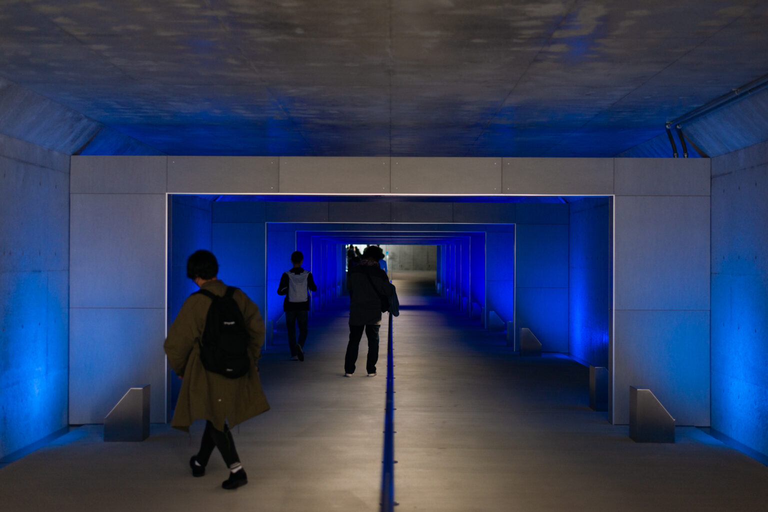 散歩道の途中には、青い光に包まれた「青のトンネル」というユニークな施設も。水の世界へ旅しているような気持ちに浸れました。