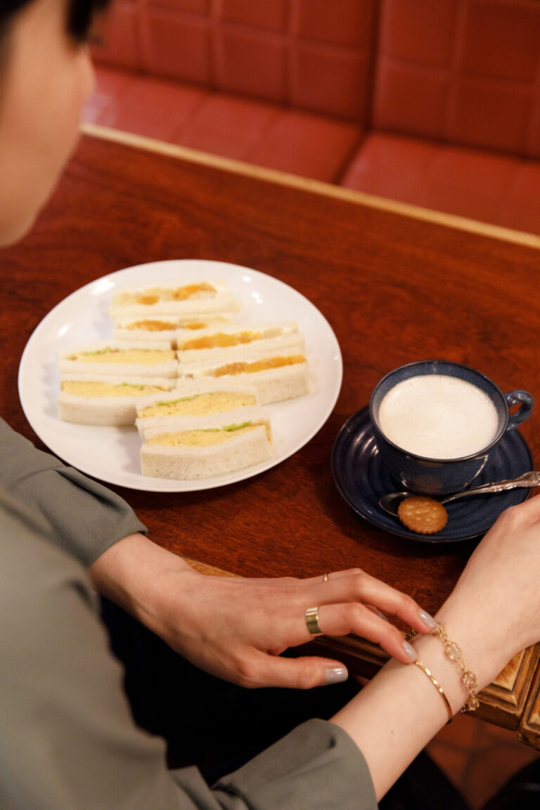 ウィンナーコーヒー550円と「はまの屋特製サンドゥイッチ（玉子、フルーツ）」800円。「フワフワした焼きたての玉子焼きに愛を感じます」