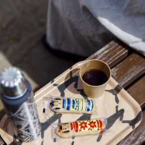 本日のおやつは〈鉢の木〉（http://hachinoki.com/）の「こけしみるく」2本378円。「くるみとみるくあんが入った洋風まんじゅうで、東北生まれのこけしの小話を添えて手土産にすることも」。〈ミナペルホネン〉のトレイを喫茶テーブルに。