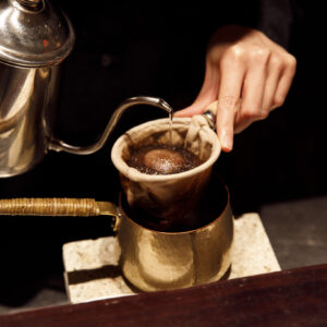ネルドリップでコーヒーを淹れる時間が、忙しい日常から心を解放するものに。新潟県燕市にある〈富貴堂〉の、銅製コーヒーサーバーを愛用。