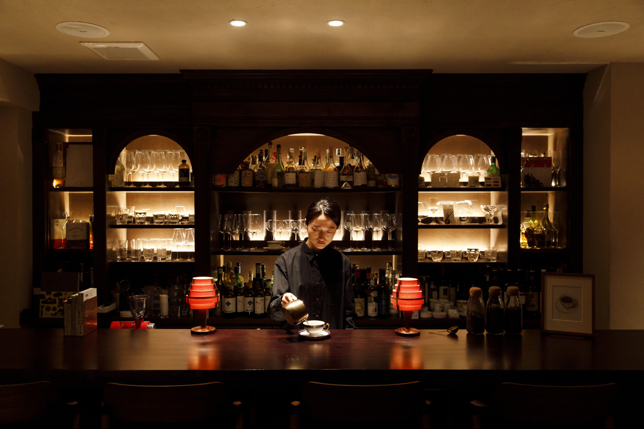 一人一人に合わせて淹れたコーヒーは〈大倉陶園〉の器へ。