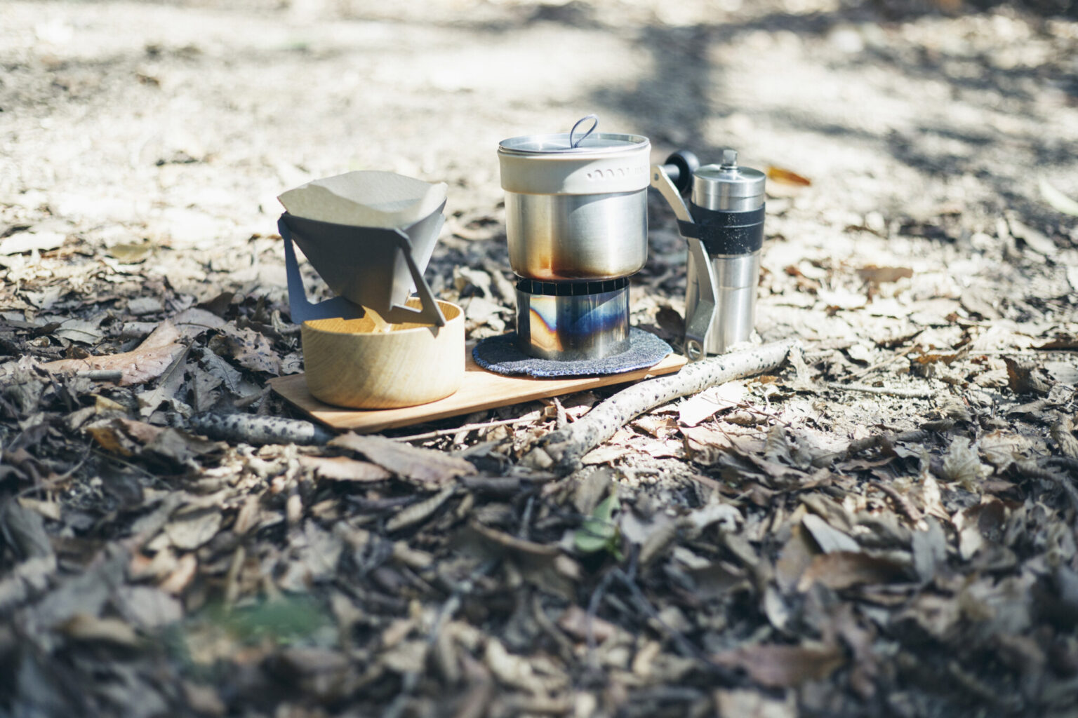 コーヒーに欠かせない道具。ミルとトレイを除けばすべて入れ子で収まる。サーバーには〈山のうつわ〉の木製食器を利用。