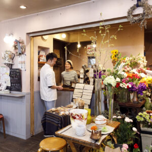 生花店の〈Flower & Plants PETAL.〉は〈出茶屋〉に隣接。