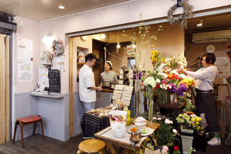 生花店の〈Flower & Plants PETAL.〉は〈出茶屋〉に隣接。