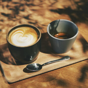 エスプレッソとミルクコーヒーの飲み比べセット（800円～）は、日本橋店限定のメニュー。