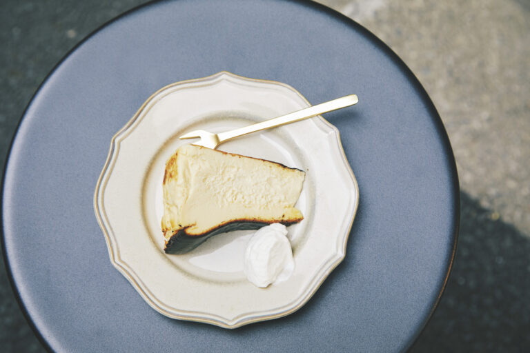 週末限定のバスクチーズケーキ（650円）は、とろとろの食感が人気。