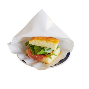 ドリップコーヒー500円。〈BEAVER BREAD〉のフォカッチャを使ったサンドイッチは700円。