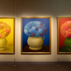 第2章展示風景。左より『黄色の花』『青の花』『赤の花』（3点組）2006年 油彩／カンヴァス。