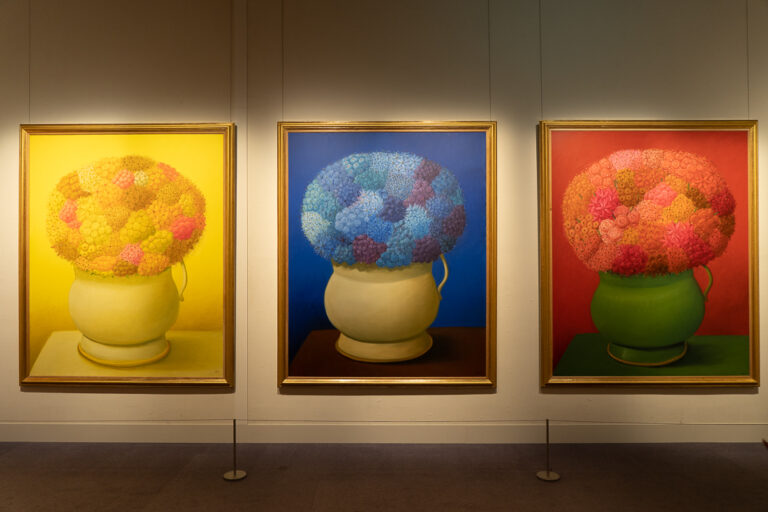 第2章展示風景。左より『黄色の花』『青の花』『赤の花』（3点組）2006年 油彩／カンヴァス。
