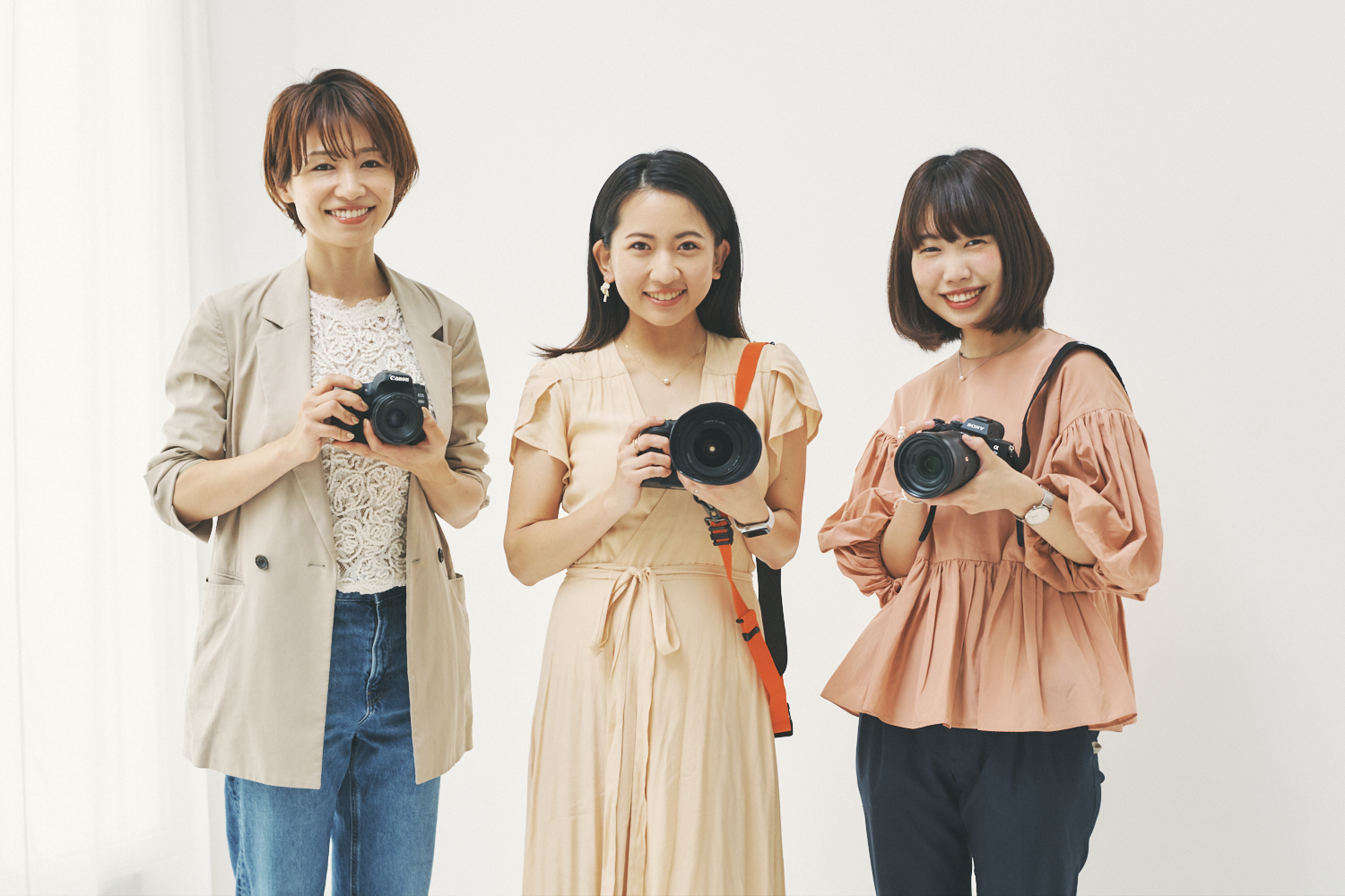 ハナコラボ パートナーも参加！永田尚子さん（左）と徳成祐衣さん（中央）は〈キヤノン〉、竹内真奈さん（右）は〈ソニー〉のカメラを愛用。永田さんと竹内さんは仕事用としても使用するそう。
