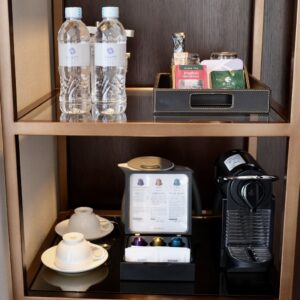 各客室には無料のミネラルウォーターやティーバッグ、コーヒーマシンを完備。
