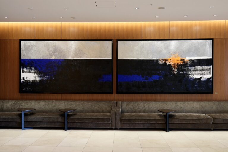 ホテル各所にJUNKO KOSHINO氏のアート作品がディスプレイされている。こちらはホテルの住所「明海」にインスパイアされた地平線と太陽をモチーフにした作品。