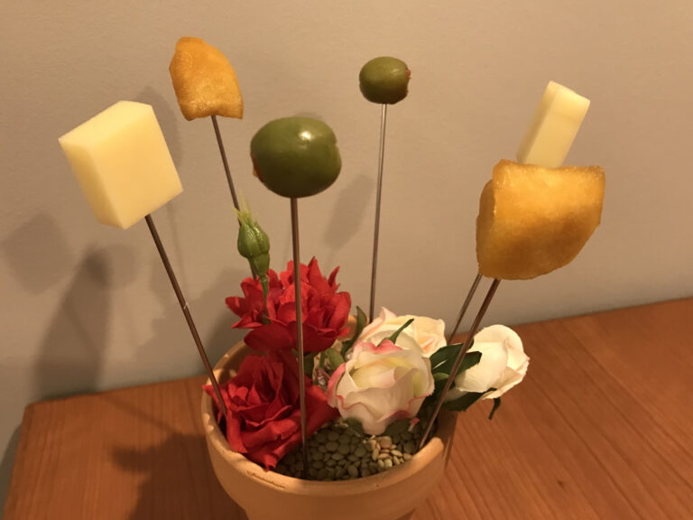 「植木鉢」りんごのカラメルコンポート、グリーンオリーブとセミドライトマト、ステッペンチーズ