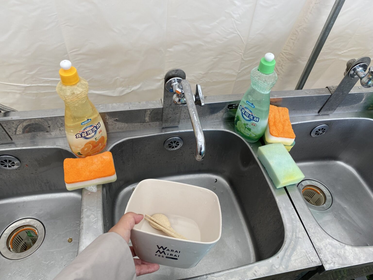 食器は備え付けの流し＆食器用洗剤＆スポンジですぐに洗う。ゴミも減るし、何より便利！