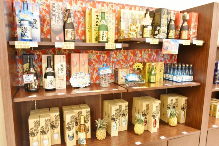 泡盛など、沖縄の銘酒も販売。